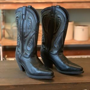 ✨SOLD✨Host Pick!!✨ Women’s black Laredo boots.